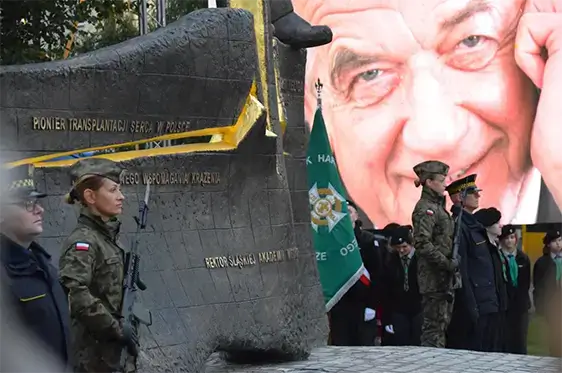 widoczny jest pomnik i wizerunek męszczyzny