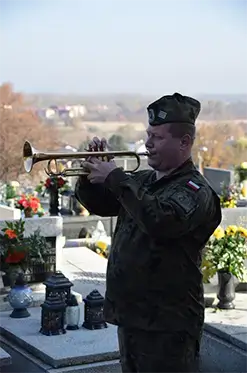 żołnierz grający na trąbce