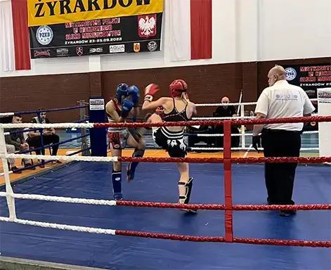 na zdjeciui widać ring bokserski z dwoma zawodnikami i sędzią